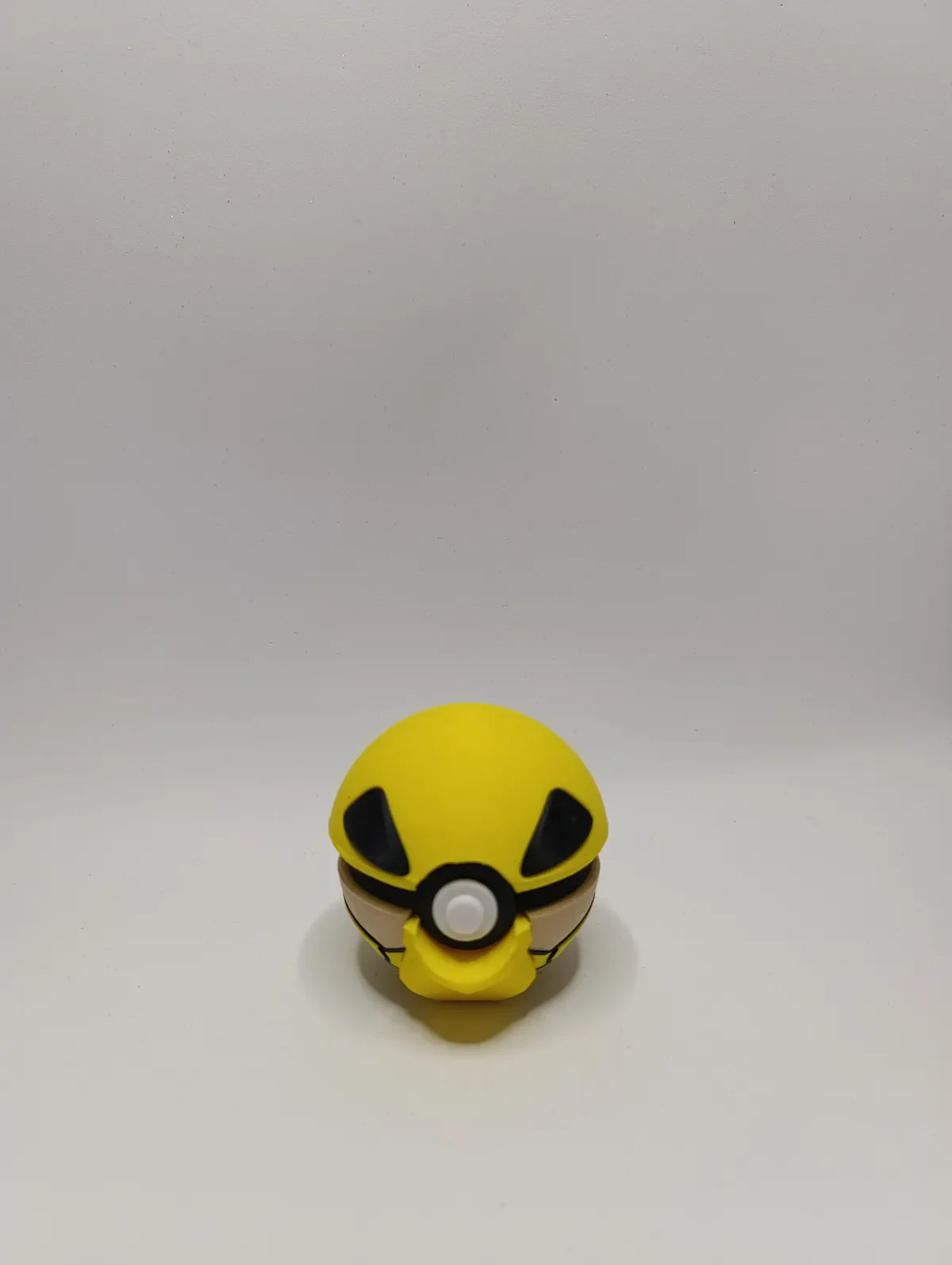 Poké Ball Kakuna Réplica Premium Coleccionable