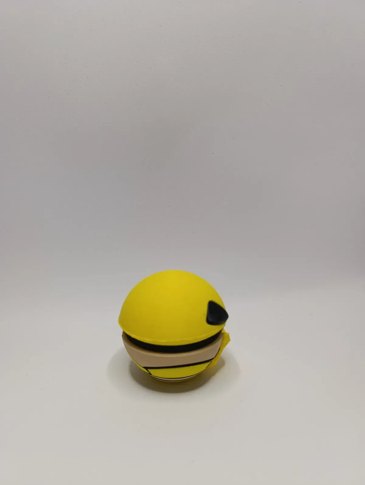 Poké Ball Kakuna Réplica Premium Coleccionable