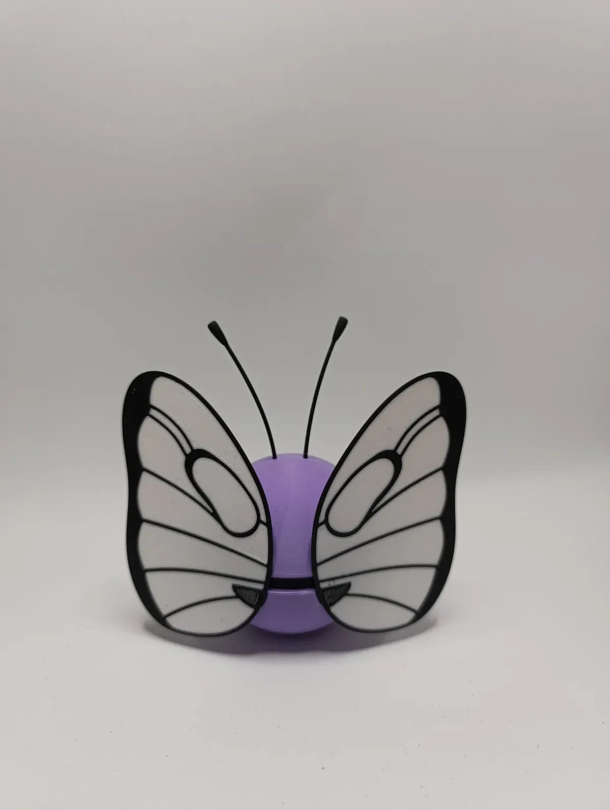 Poké Ball Butterfree Réplica Premium Coleccionable