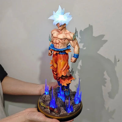 Figura de Goku Ultra Instinto 32cm Dragon Ball Z Luminosa